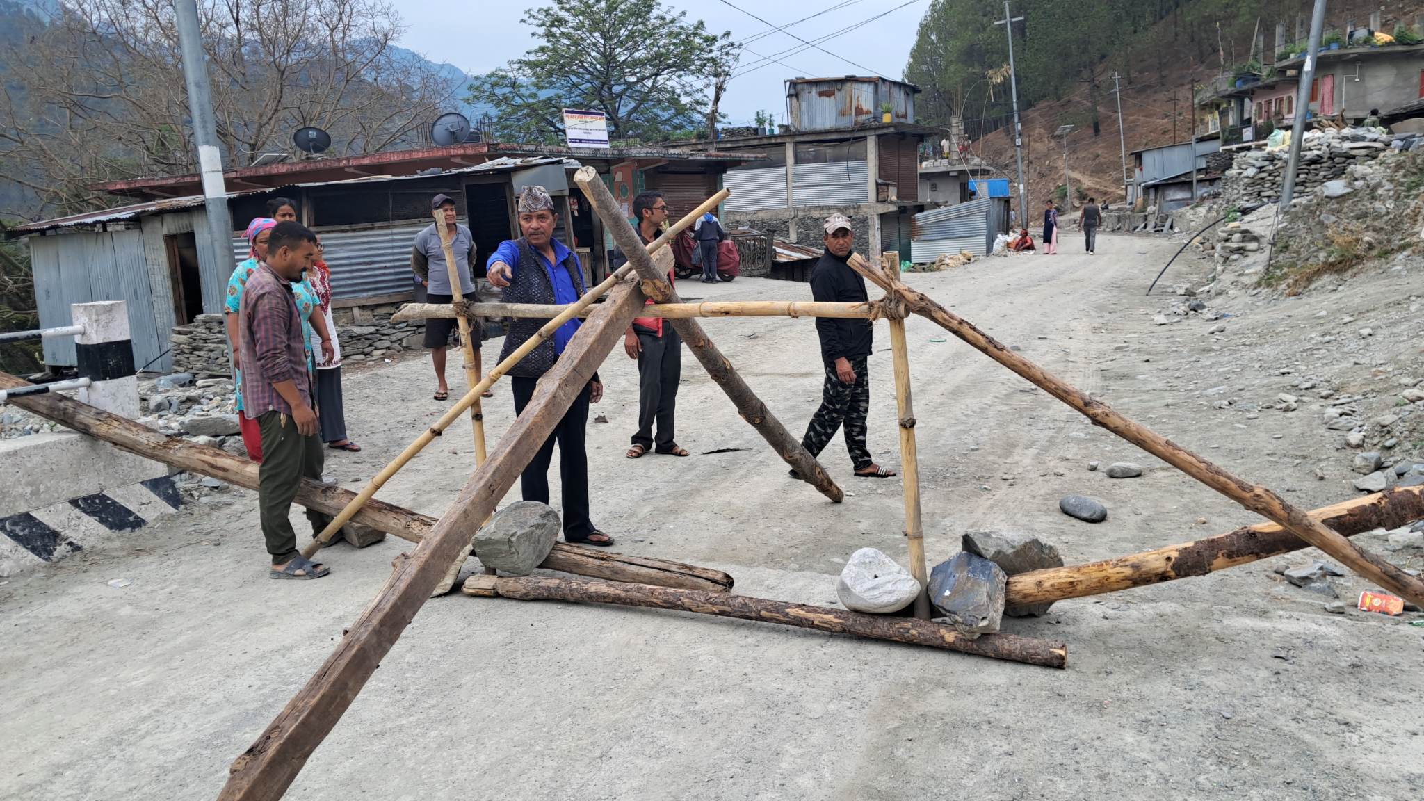जयपृथ्वी राजमार्गको अन्तिम बिन्दुसम्मै कालोपत्रेको माग गर्दै भोपुरबासीले गरे सडक बन्द