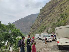 खप्तडछान्नामा यातायात व्यवसायीको ज्यादती : १५ किलोमिटरको भाडा ५ सय ५० रूपैयाँ...