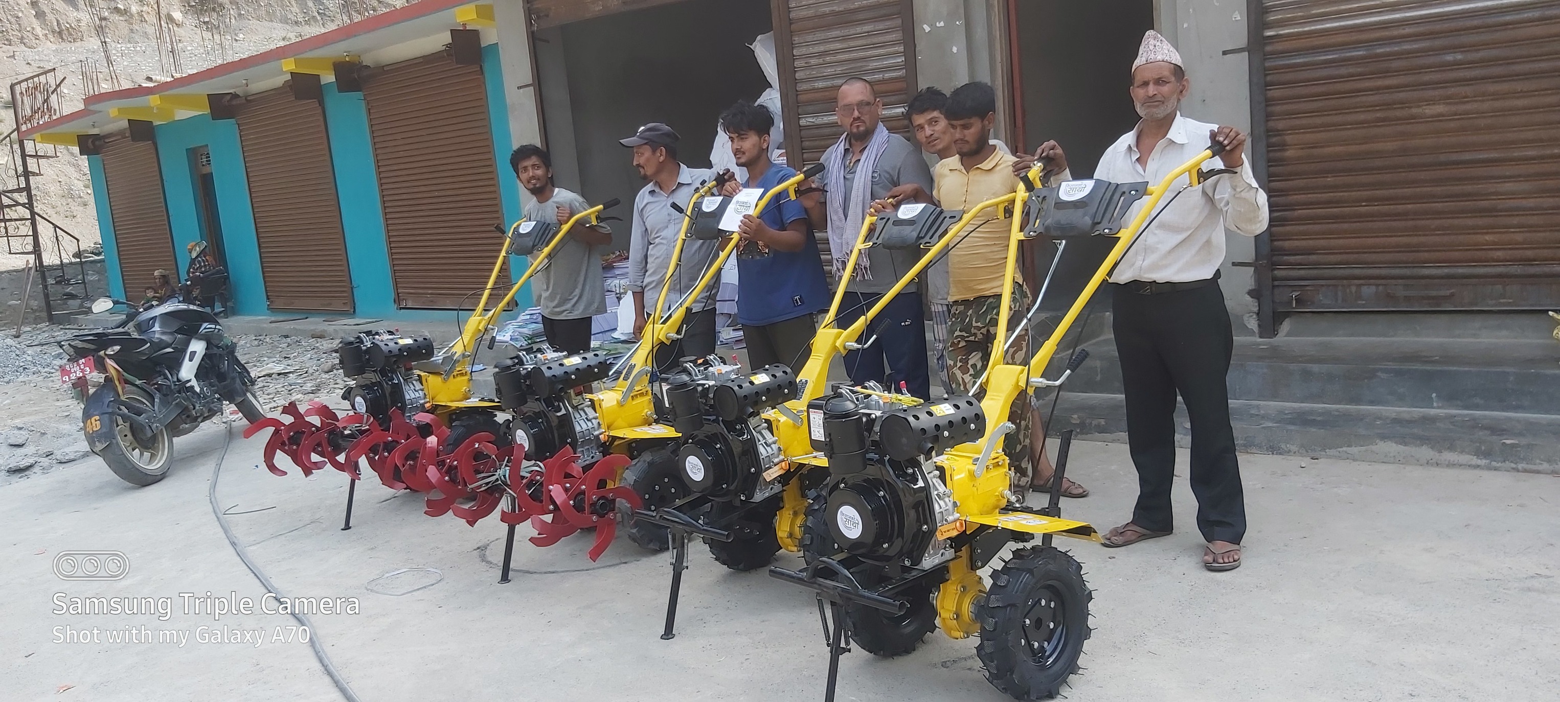 थलारा -६ का व्यावसायिक कृषकहरुलाई हाते ट्याक्टर वितरण